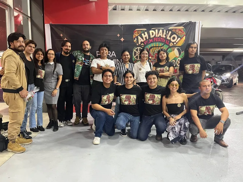 Participantes reunidos frente al cartel de Ah Diablo