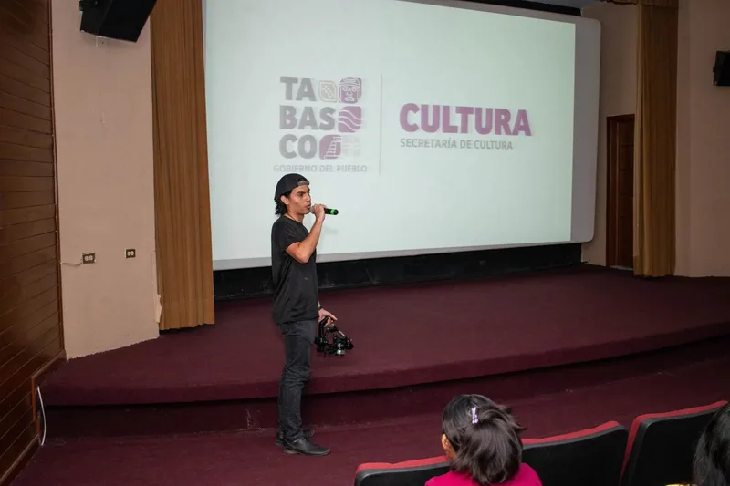 Una persona presenta la muestra frente a la pantalla de la sala