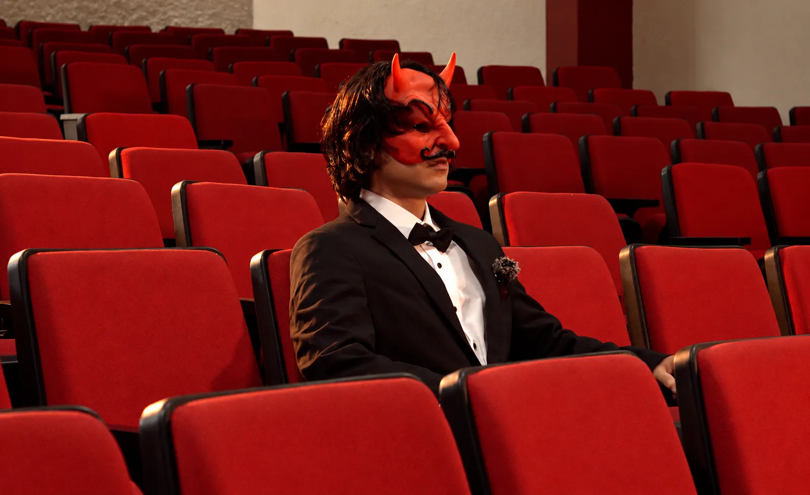 El personaje de la campaña de Ah Diablo espera en una sala de cine